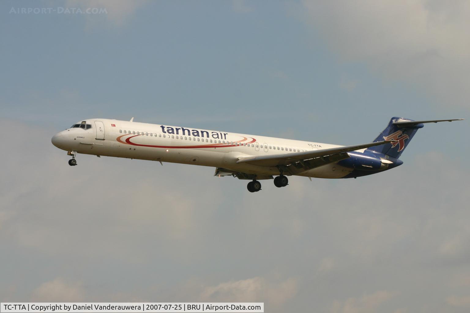 TC-TTA, 1982 McDonnell Douglas MD-82 (DC-9-82) C/N 48096/1057, flight  TTH215 is descending to rwy 25L