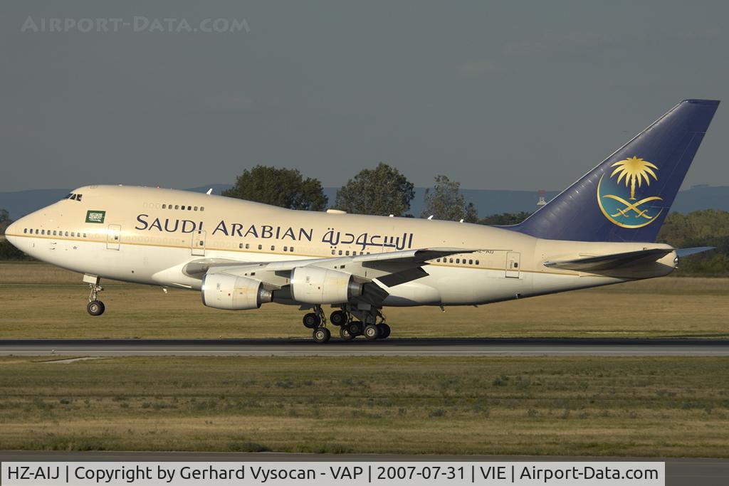 HZ-AIJ, 1982 Boeing 747SP-68 C/N 22750, rare visirot