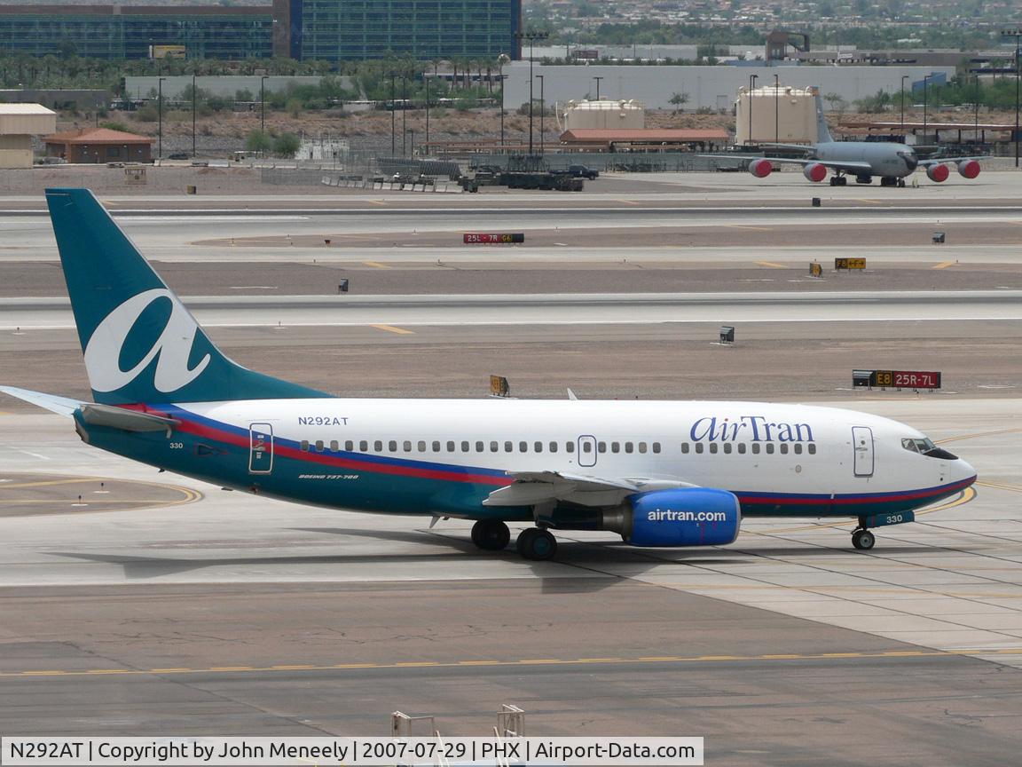 N292AT, 2006 Boeing 737-7BD C/N 33926, Taxiing for 07L