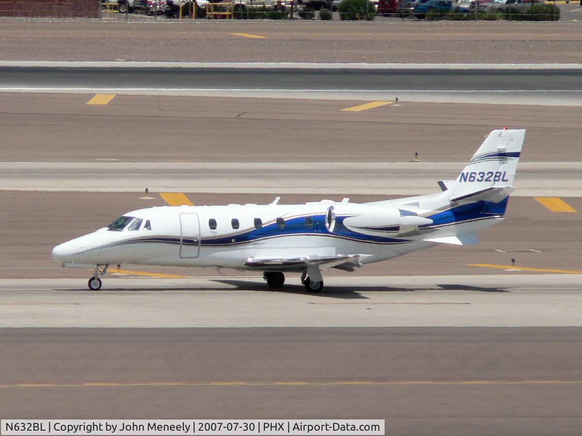 N632BL, 2001 Cessna 560XL Citation Excel C/N 560-5171, Taxiing past Terminal 3 at PHX