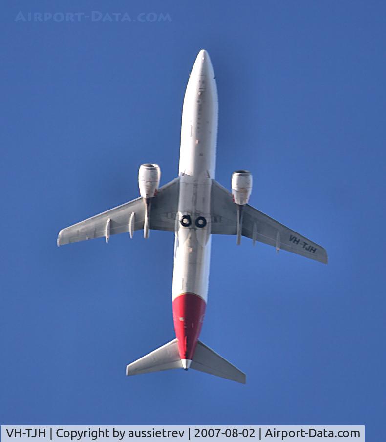 VH-TJH, 1990 Boeing 737-476 C/N 24433, On descent into Brisbane airport from the south, about 20km out