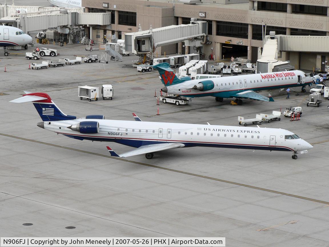 N906FJ, 2003 Bombardier CRJ-900ER (CL-600-2D24) C/N 15006, Taxiing to the gate