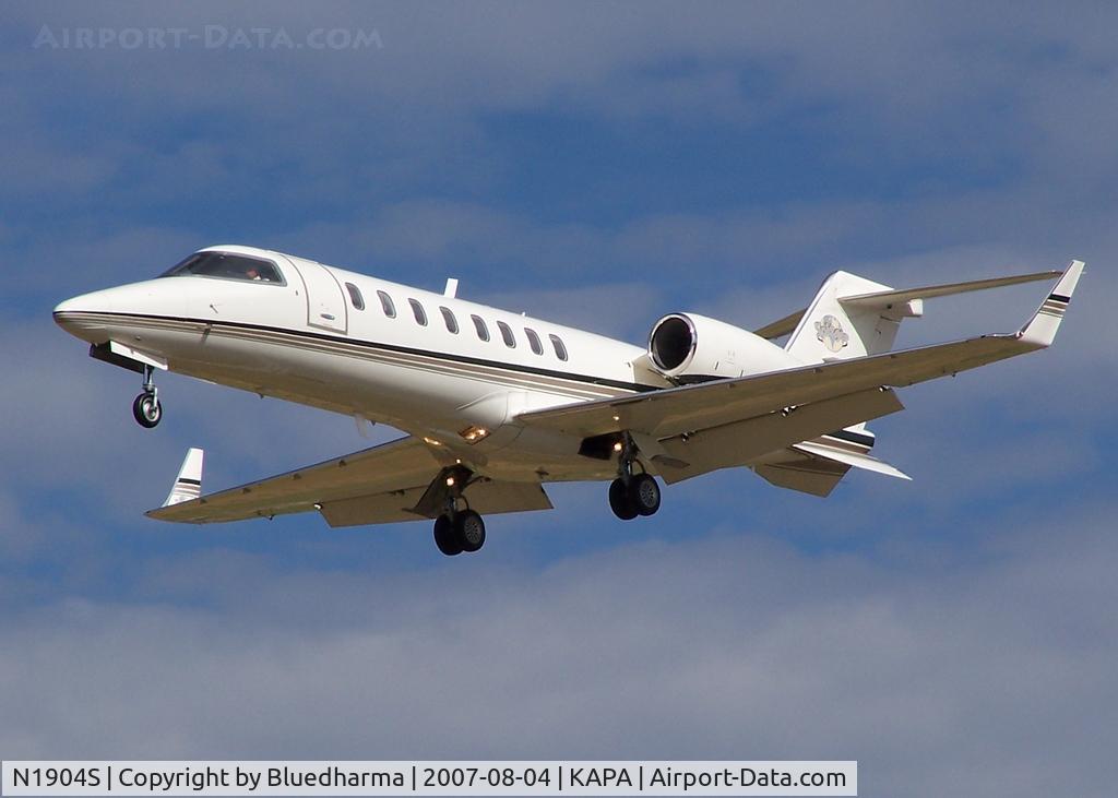 N1904S, 1999 Learjet 45 C/N 053, Landing on 17L