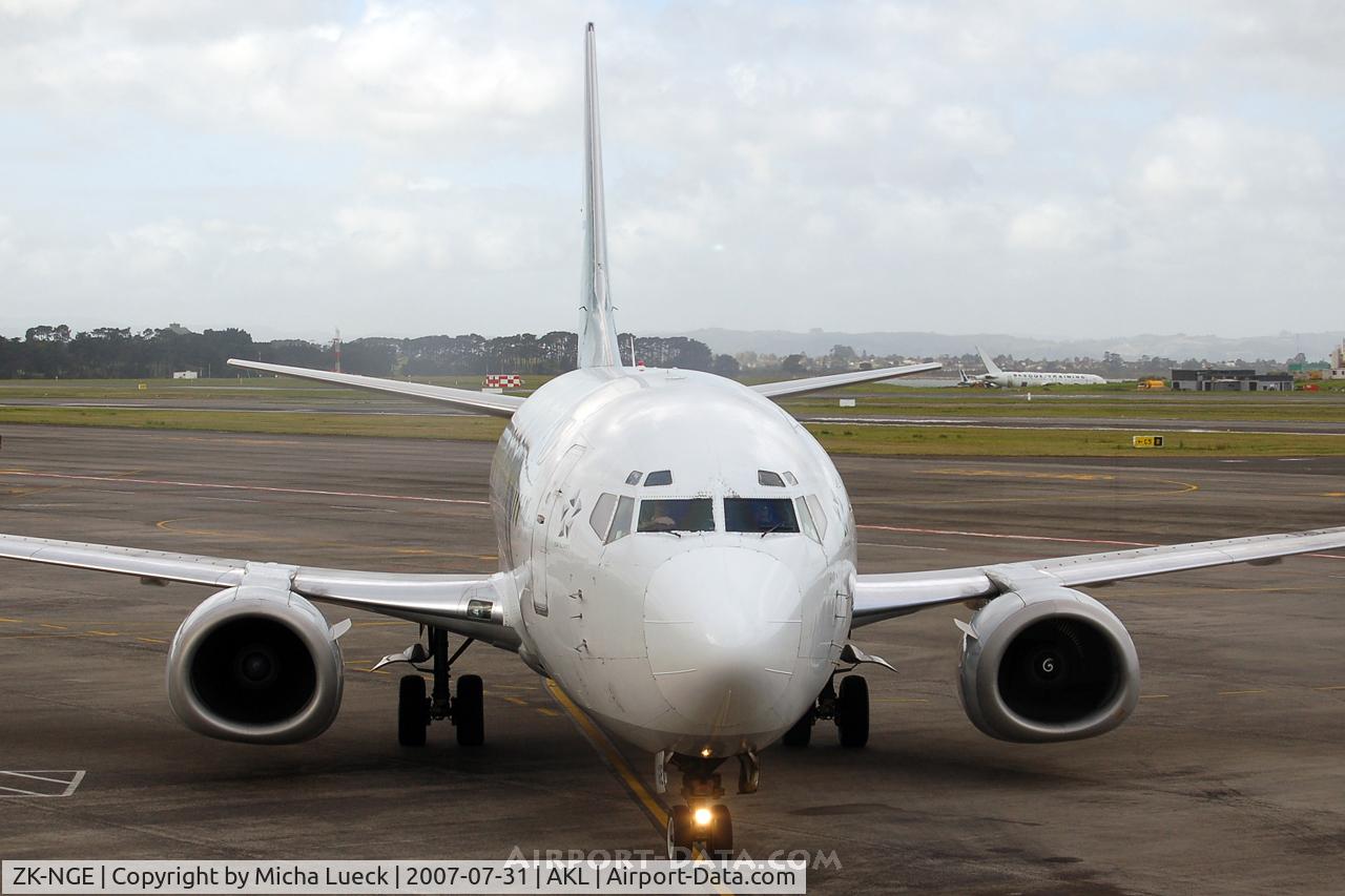 ZK-NGE, 1998 Boeing 737-3U3 C/N 28733, Arriving at the gate
