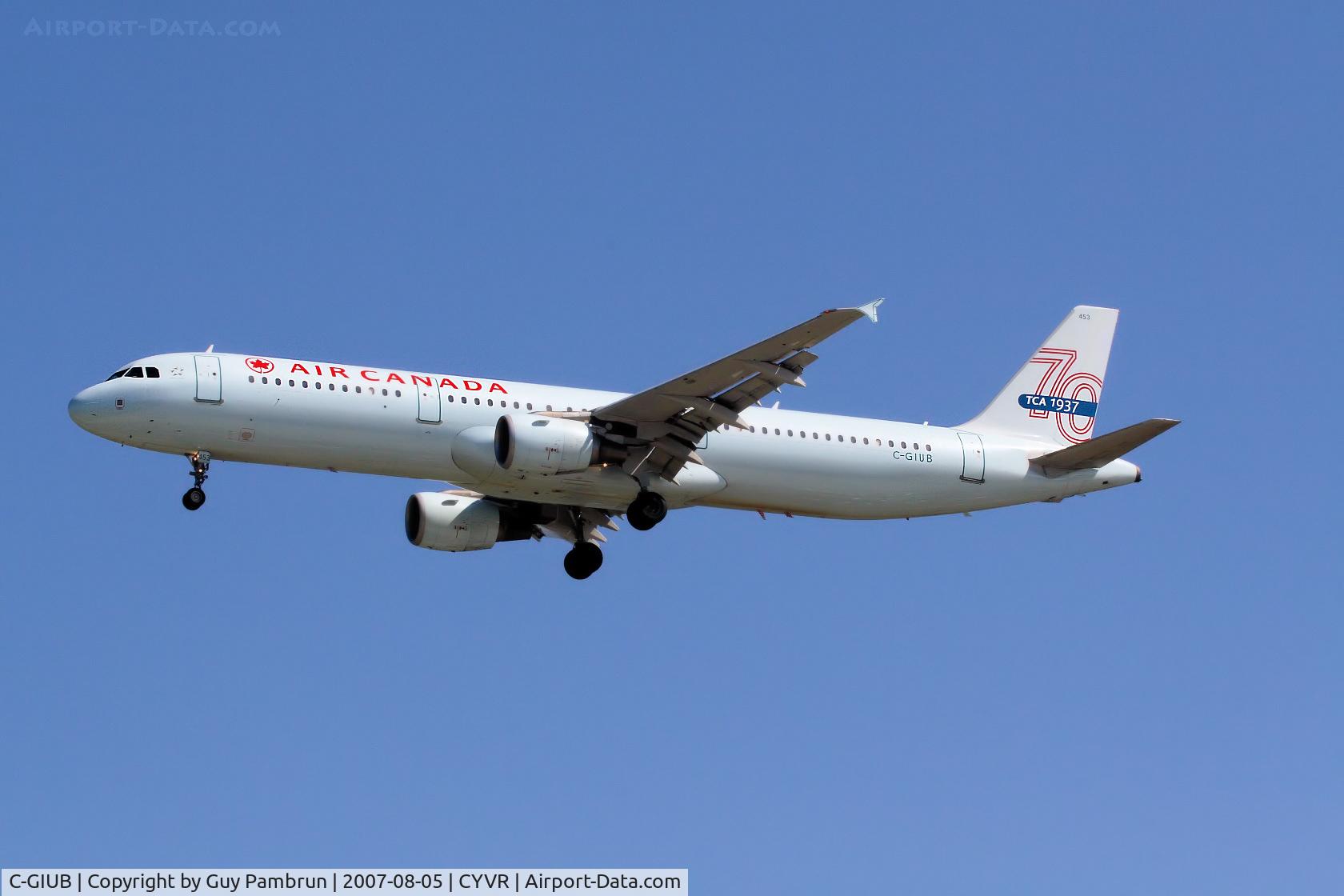 C-GIUB, 2001 Airbus A321-211 C/N 1623, About to touch down
