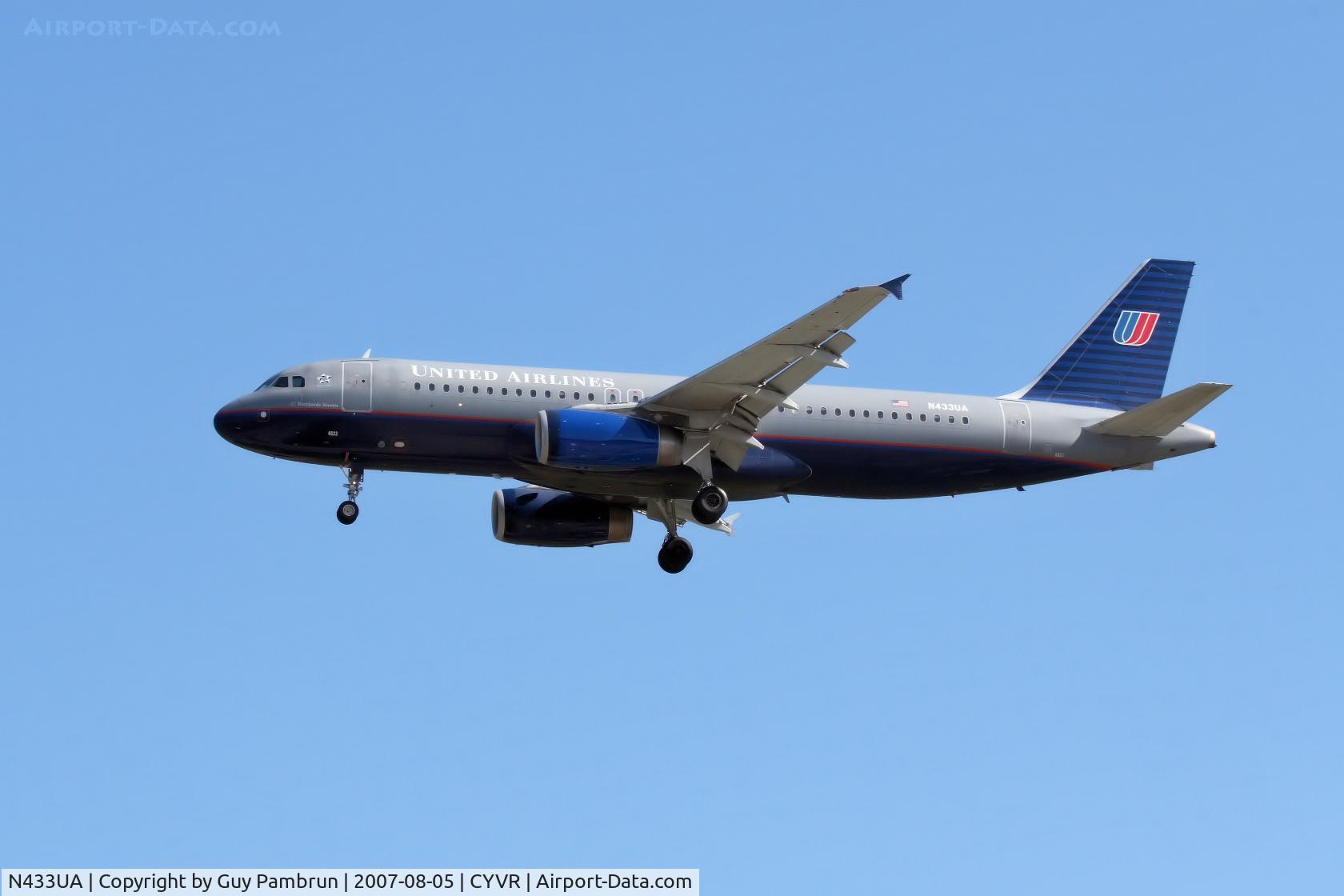 N433UA, 1996 Airbus A320-232 C/N 589, About to touch down