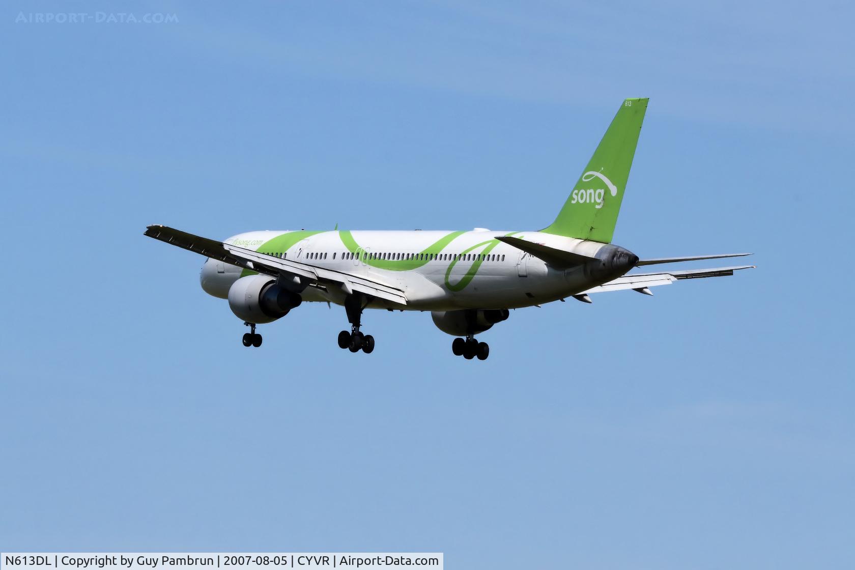 N613DL, 1985 Boeing 757-232 C/N 22820, About to touch down