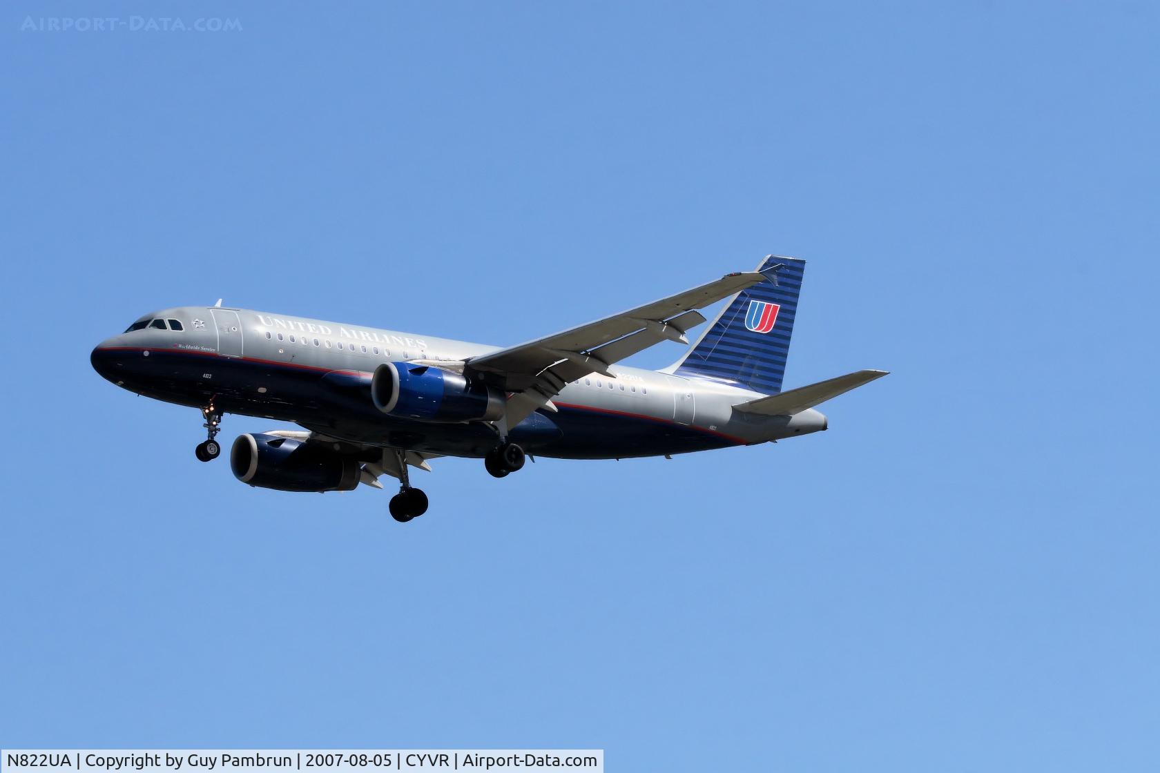 N822UA, 1998 Airbus A319-131 C/N 948, About to touch down