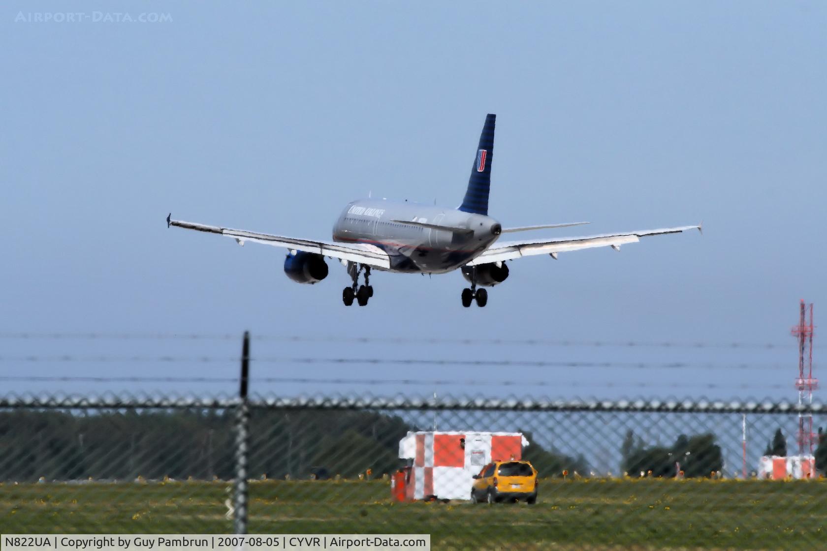 N822UA, 1998 Airbus A319-131 C/N 948, About to touch down
