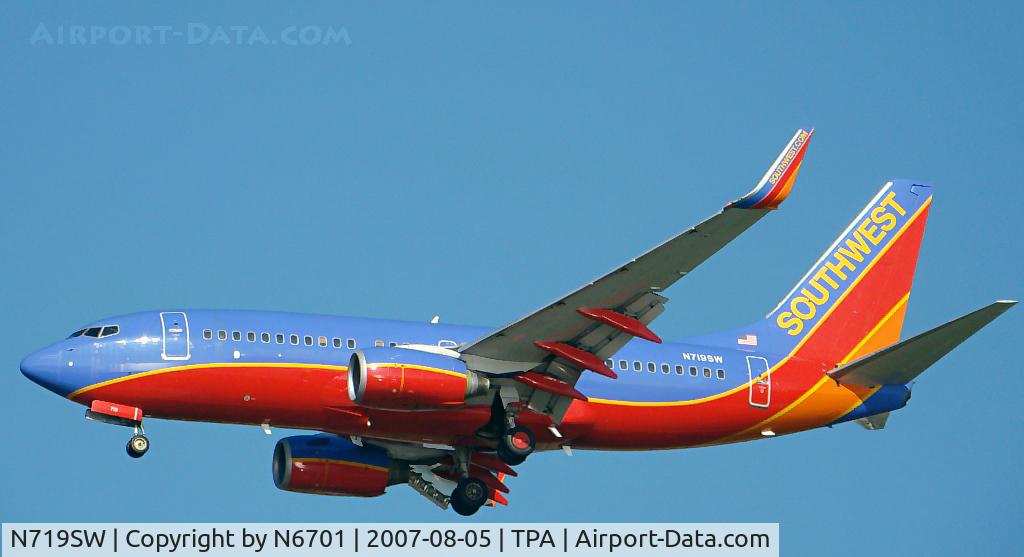 N719SW, 1998 Boeing 737-7H4 C/N 27853, Arriving 36L