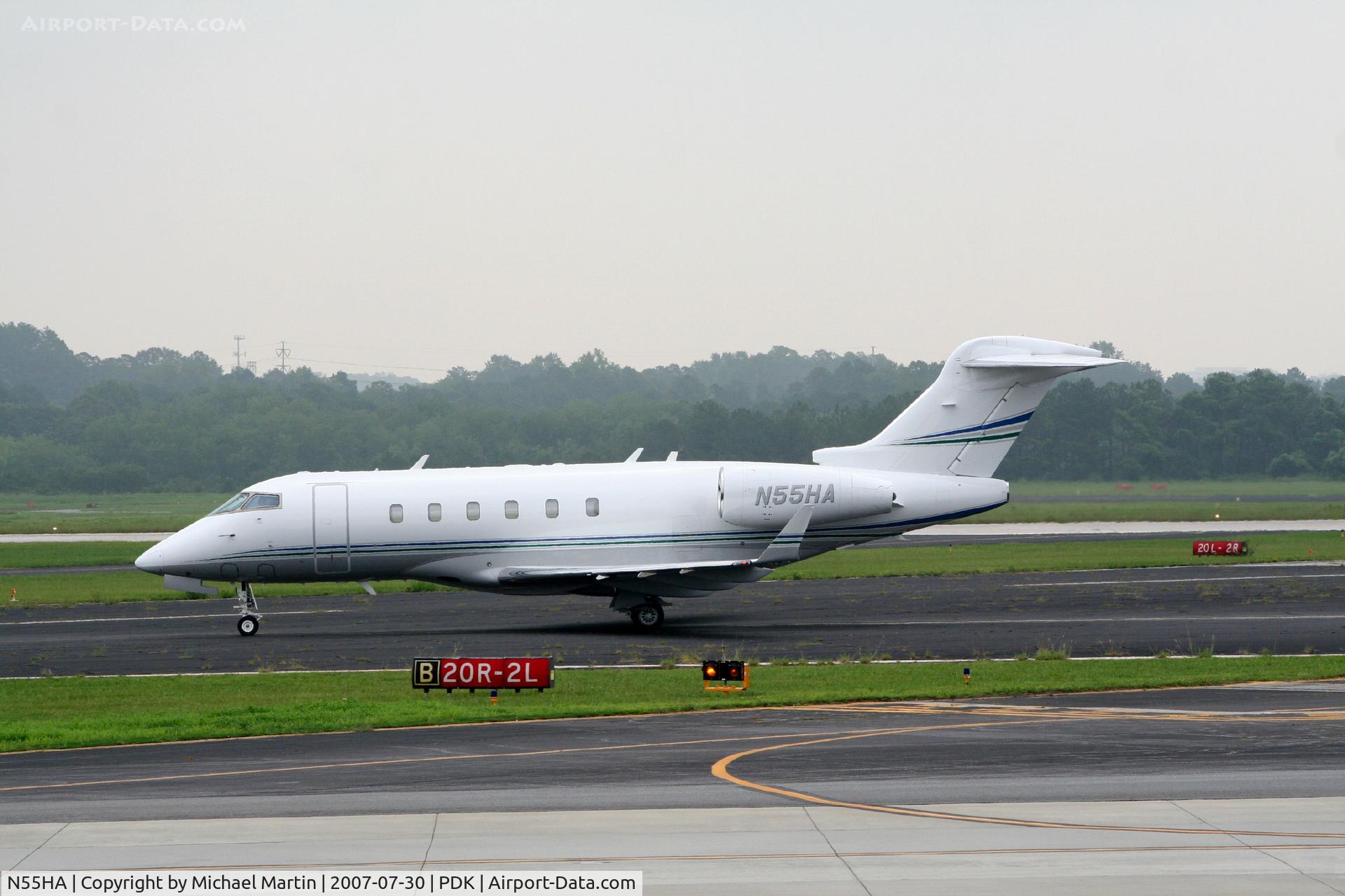 N55HA, 2006 Bombardier Challenger 300 (BD-100-1A10) C/N 20090, Taxing to Signature Flight Services