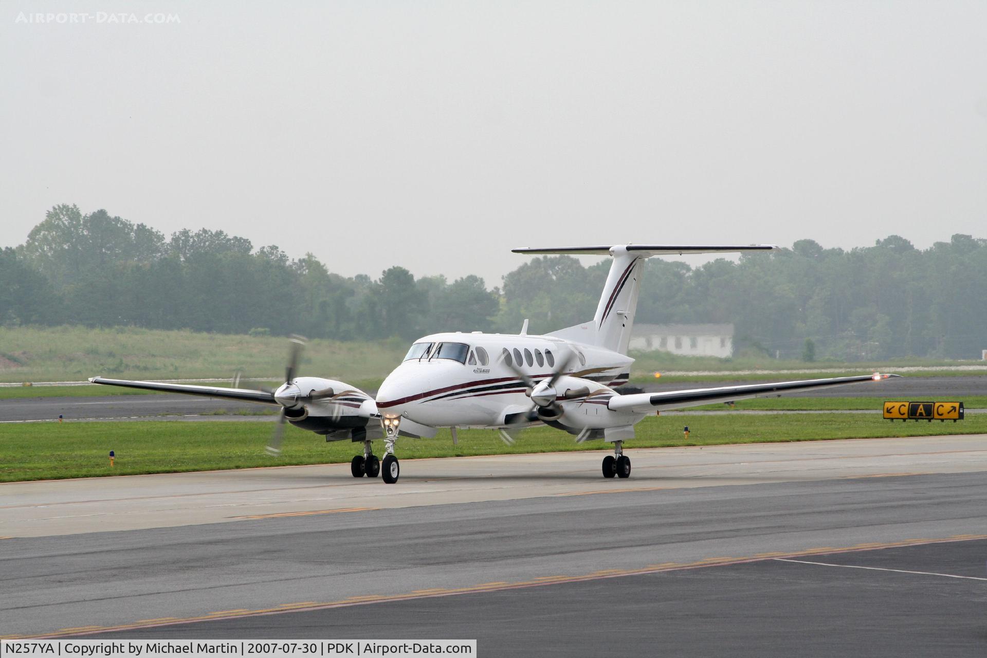 N257YA, 1998 Raytheon B200 King Air C/N BB-1622, Taxing to Epps Air Service
