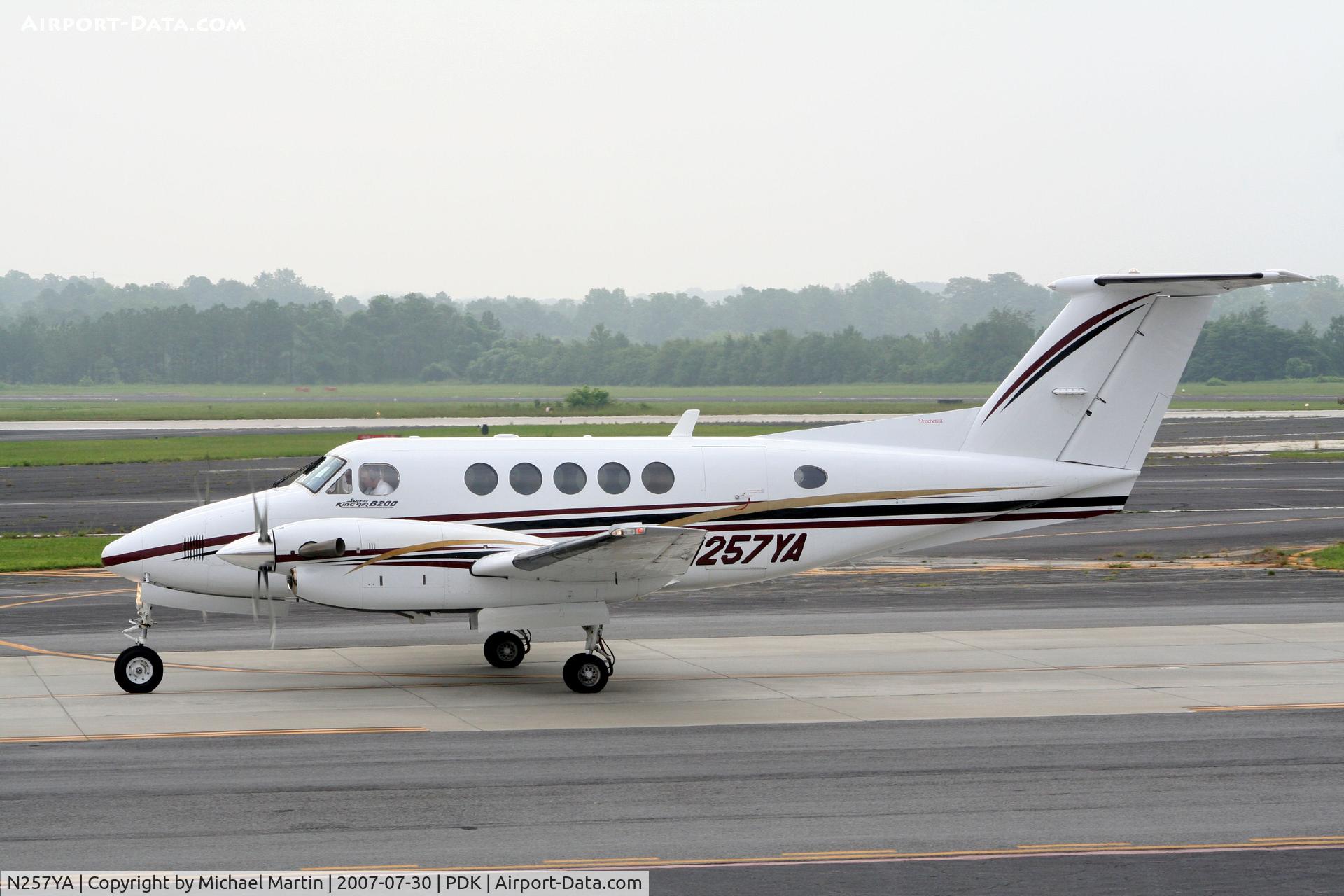 N257YA, 1998 Raytheon B200 King Air C/N BB-1622, Taxing to Epps Air Service