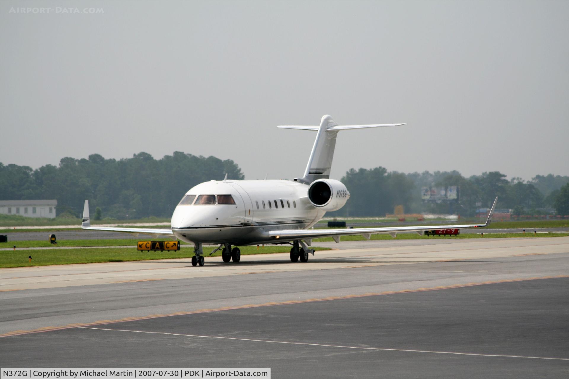 N372G, 1997 Canadair Challenger 604 (CL-600-2B16) C/N 5351, Taxing to Jet Fueling