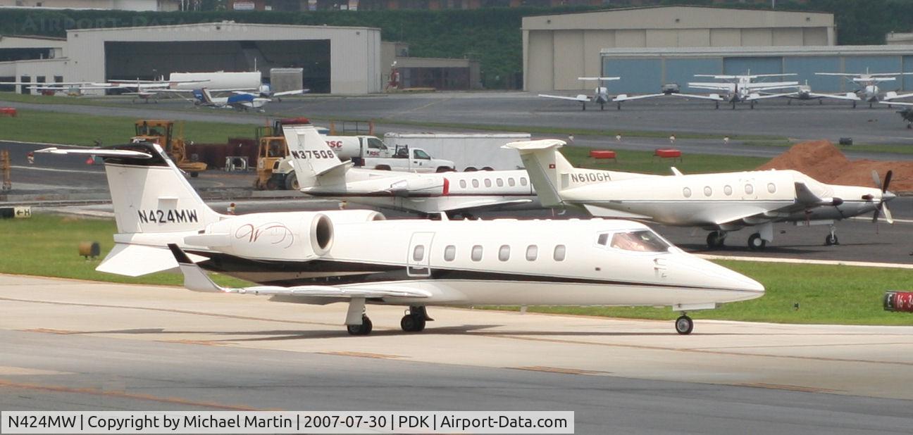 N424MW, 1999 Learjet Inc 60 C/N 171, Taxing to Runway 20L