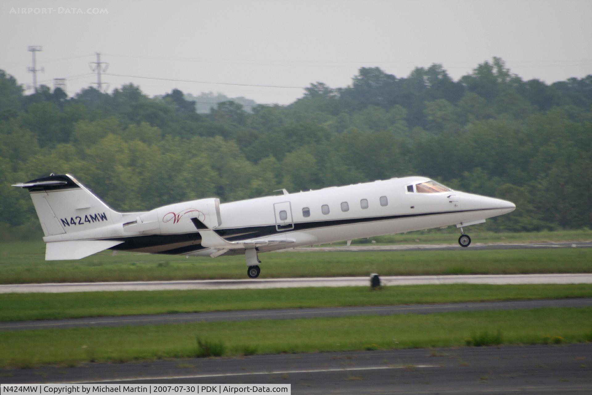 N424MW, 1999 Learjet Inc 60 C/N 171, Taking off from Runway 20L