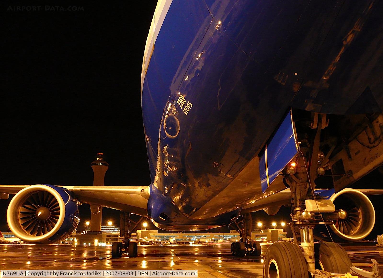 N769UA, 1995 Boeing 777-222 C/N 26921, United Airlines 777 on B39.