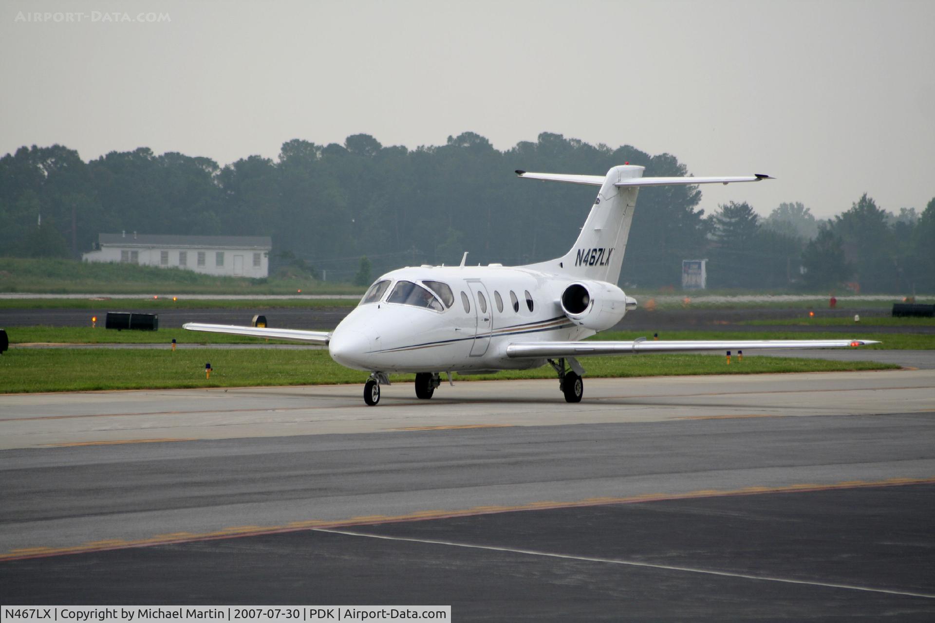 N467LX, 2007 Raytheon 400A C/N RK-447, Taxing to Signature Flight Services