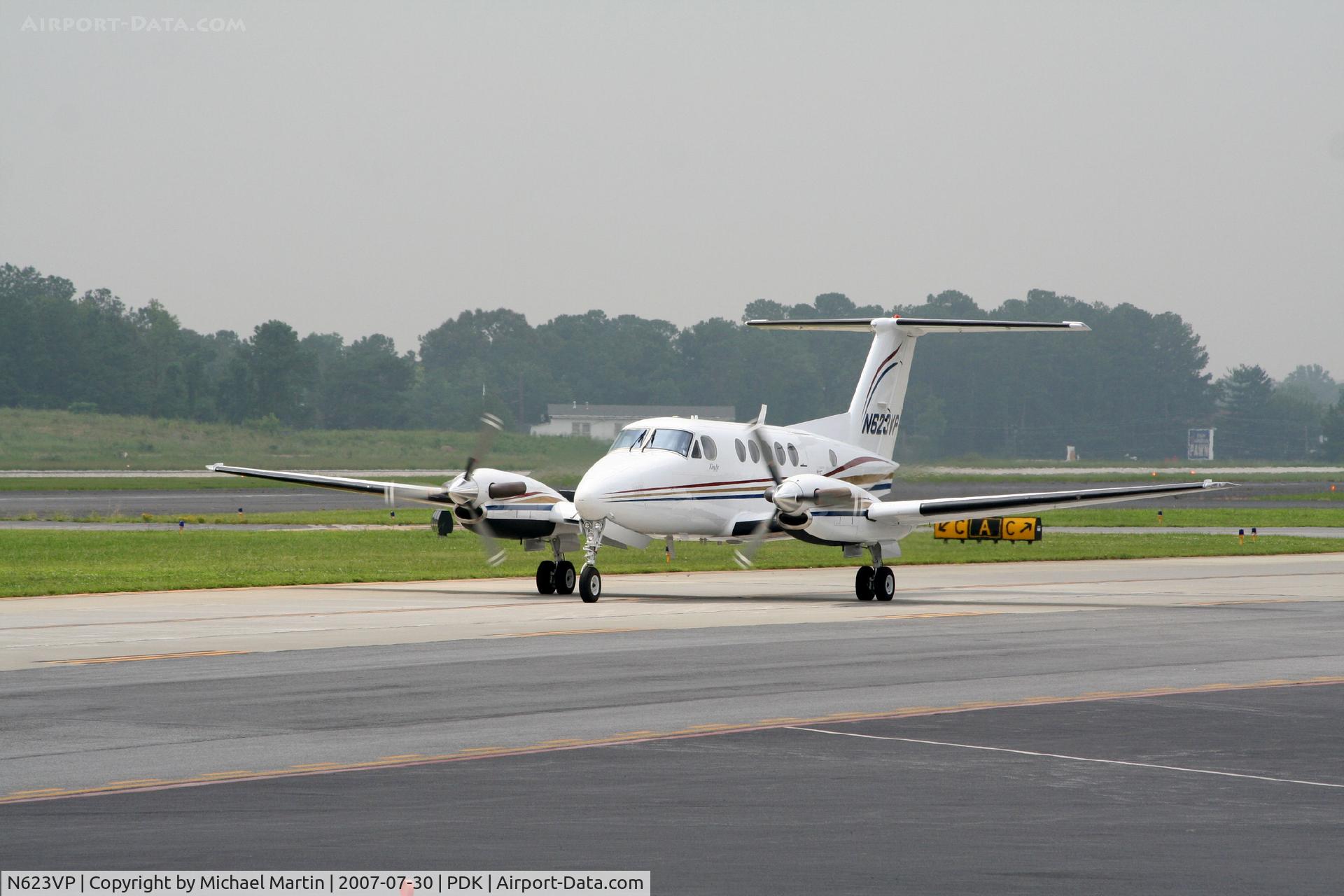 N623VP, 1981 Beech 200 C/N BB-769, Taxing to Signature Flight Services