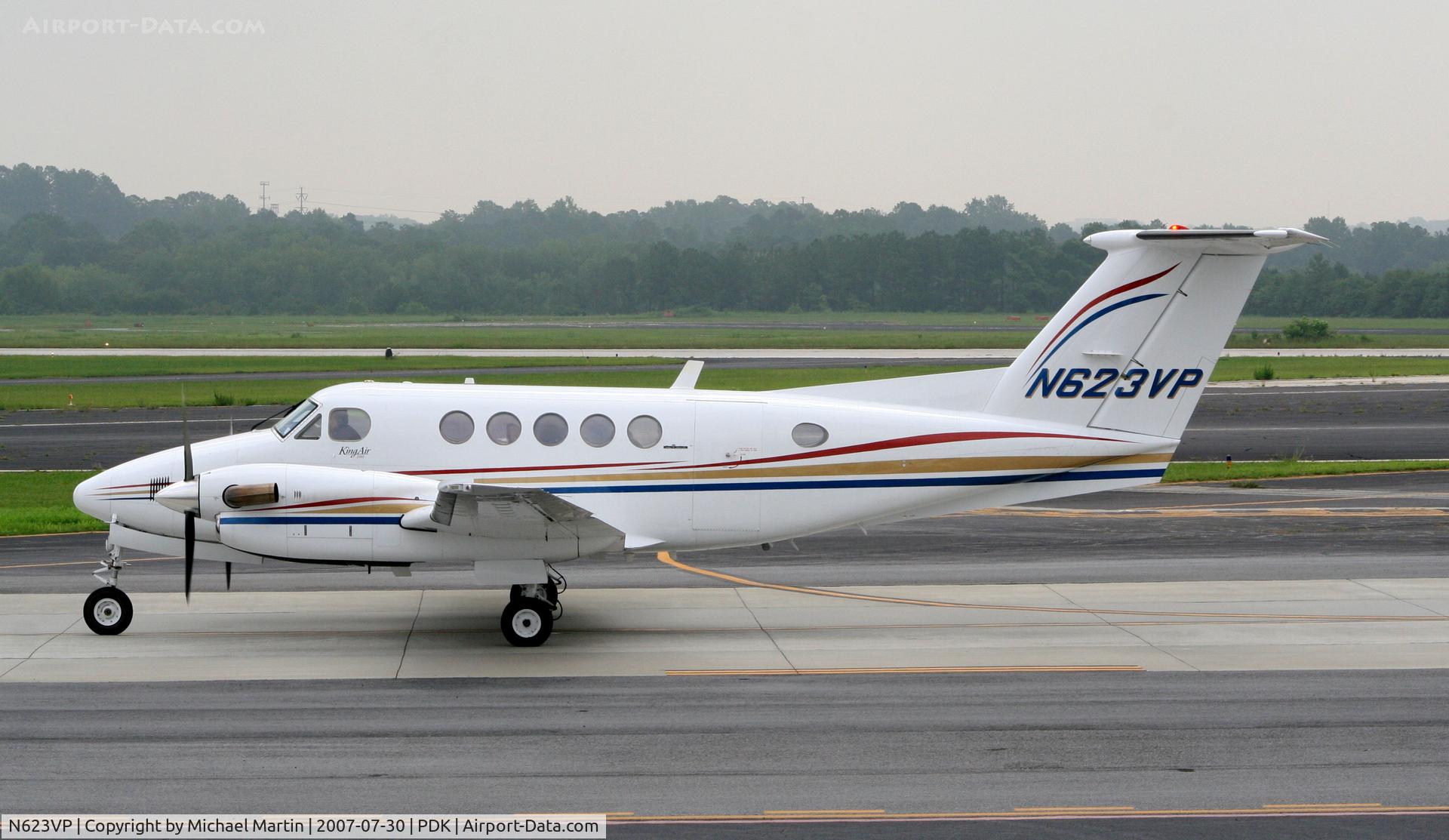 N623VP, 1981 Beech 200 C/N BB-769, Taxing to Signature Flight Services