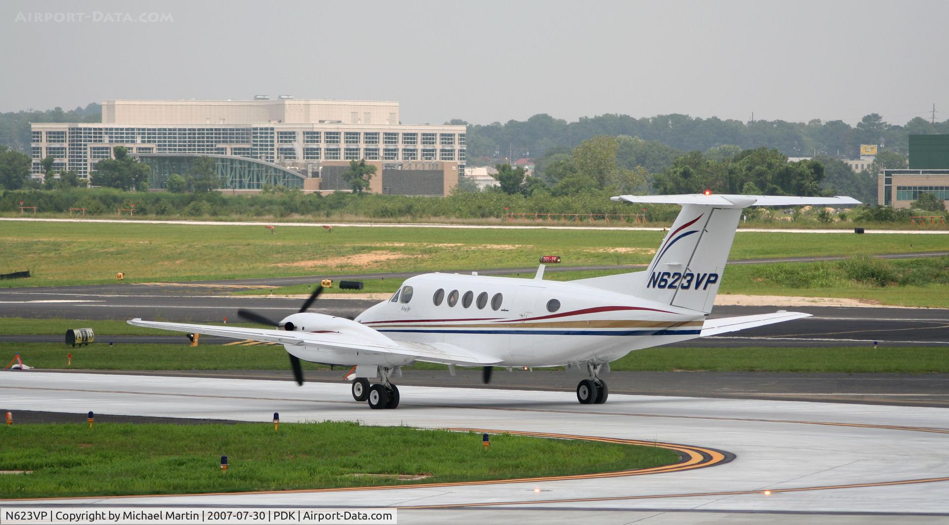 N623VP, 1981 Beech 200 C/N BB-769, Taxing to Signature Flight Services