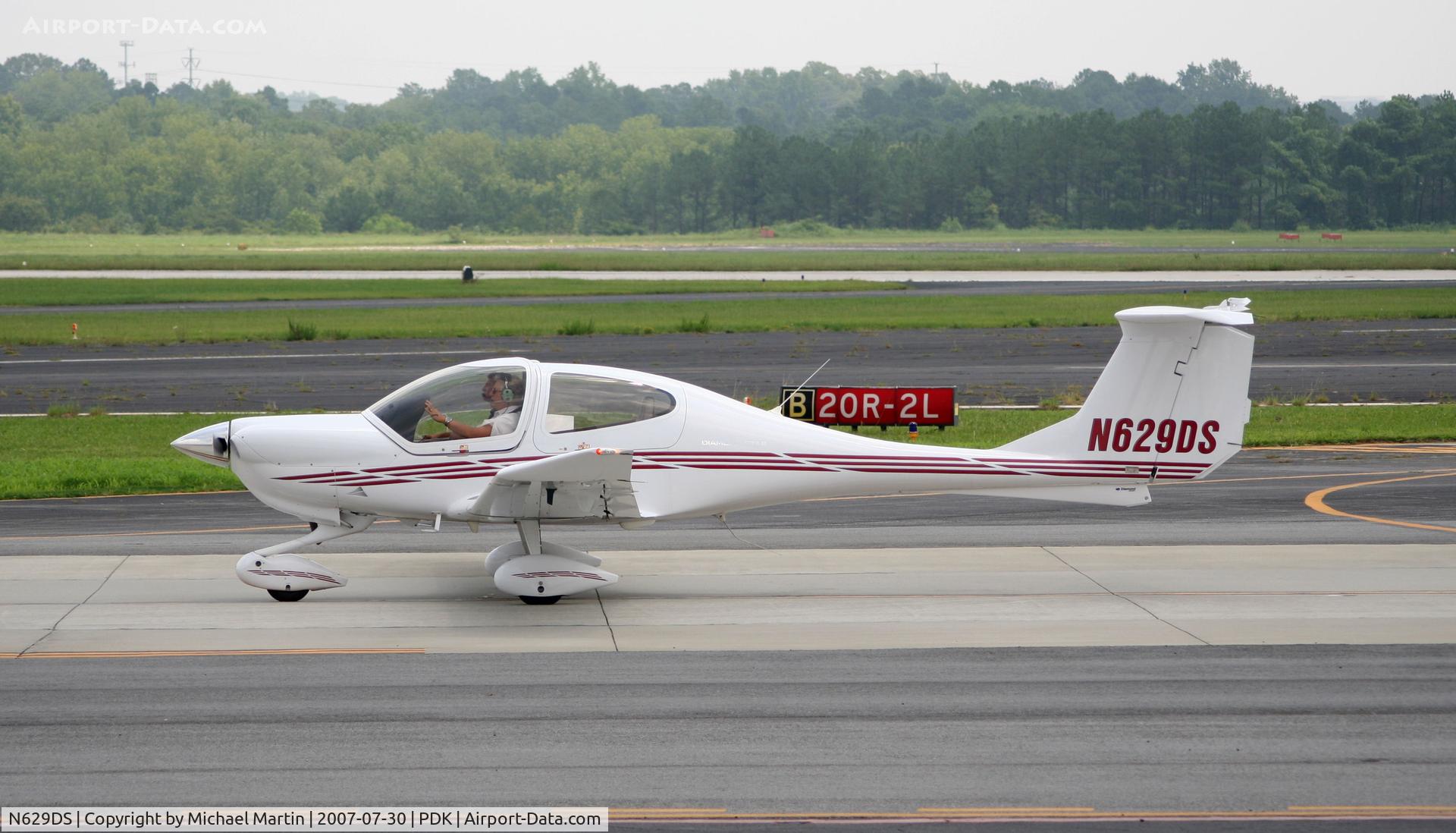 N629DS, 2006 Diamond DA-40 Diamond Star C/N 40.629, Taxing to Epps Air Service