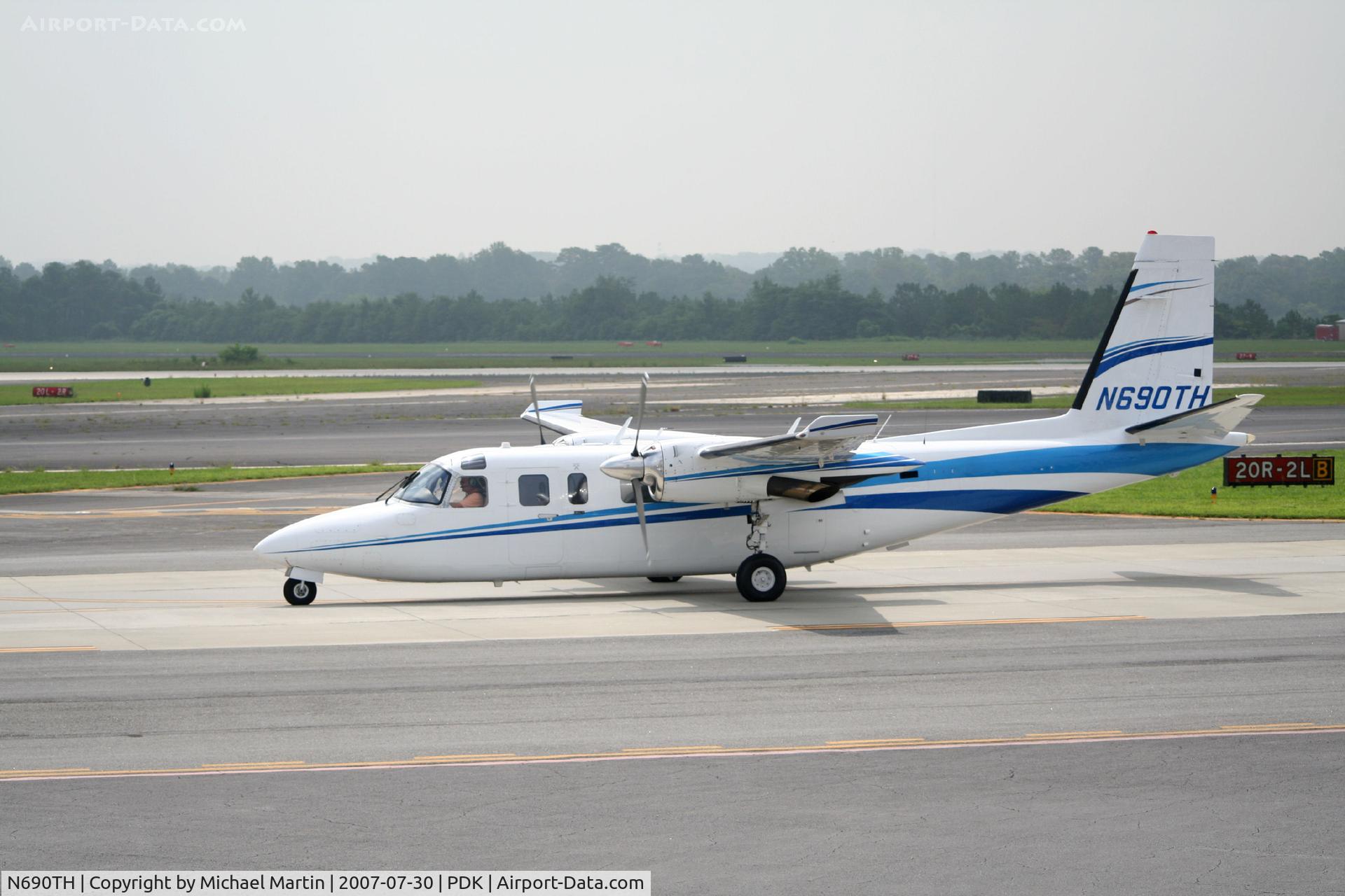 N690TH, 1978 Rockwell International 690B C/N 11487, Taxing to Epps Air Service