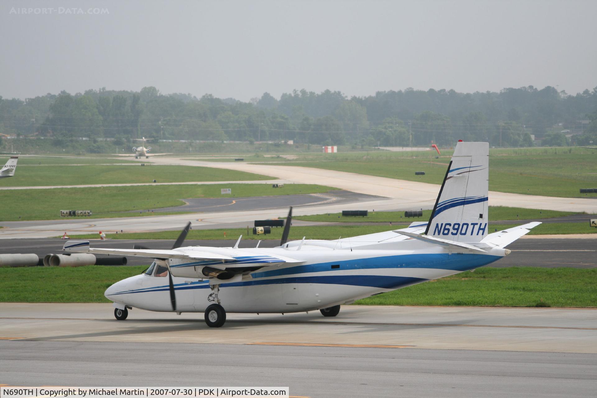 N690TH, 1978 Rockwell International 690B C/N 11487, Taxing to Epps Air Service