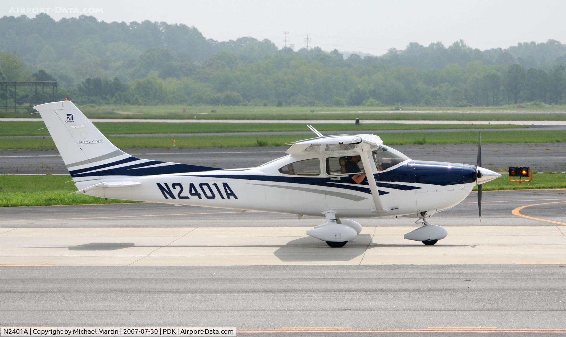 N2401A, 2006 Cessna 182T Skylane C/N 18281755, Taxing to Runway 2L