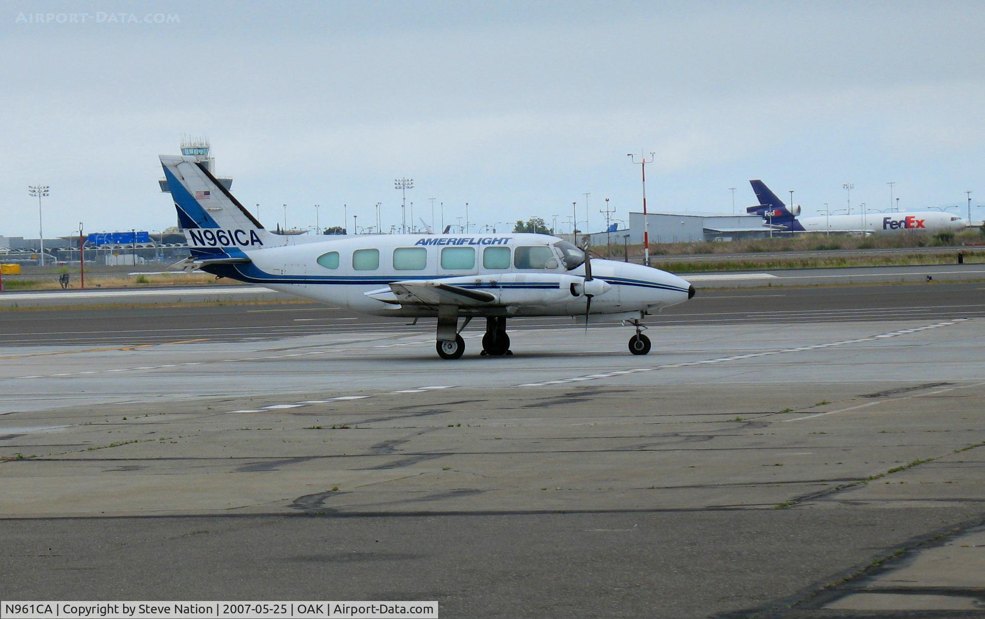 N961CA, 1975 Piper PA-31-350 Chieftain C/N 31-7652014, Ameriflight 1975 Piper PA-31-350 small package carrier @ Oakland, CA