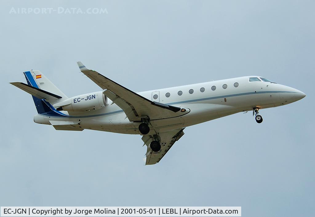 EC-JGN, 2004 Gulfstream Aerospace G200 C/N 103, Visual approach RWY 25R.