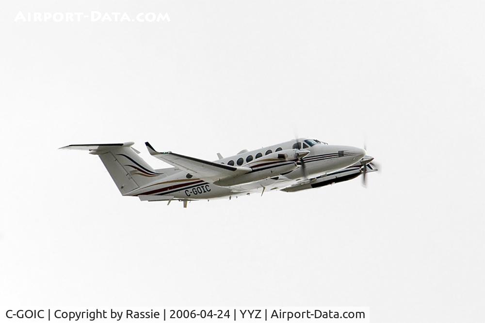 C-GOIC, 1999 Beech B300 (350) Super King Air King Air C/N FL-272, Climbing out