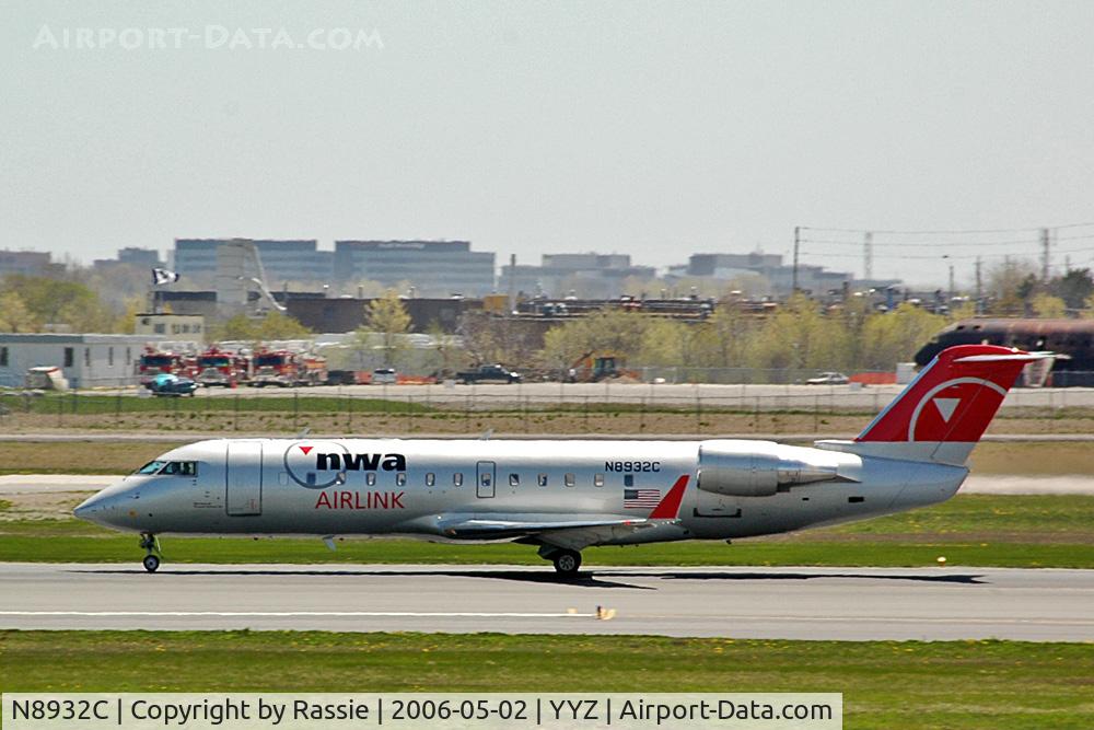 N8932C, 2004 Bombardier CRJ-200 (CL-600-2B19) C/N 7932, Landing at Pearson International