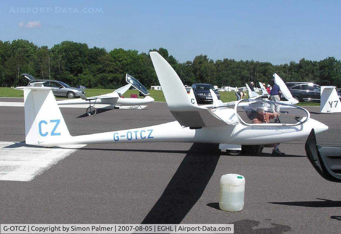 G-OTCZ, 2004 Schempp-Hirth Ventus 2cT C/N 137, Ventus 2cxT taking part in competition at Lasham