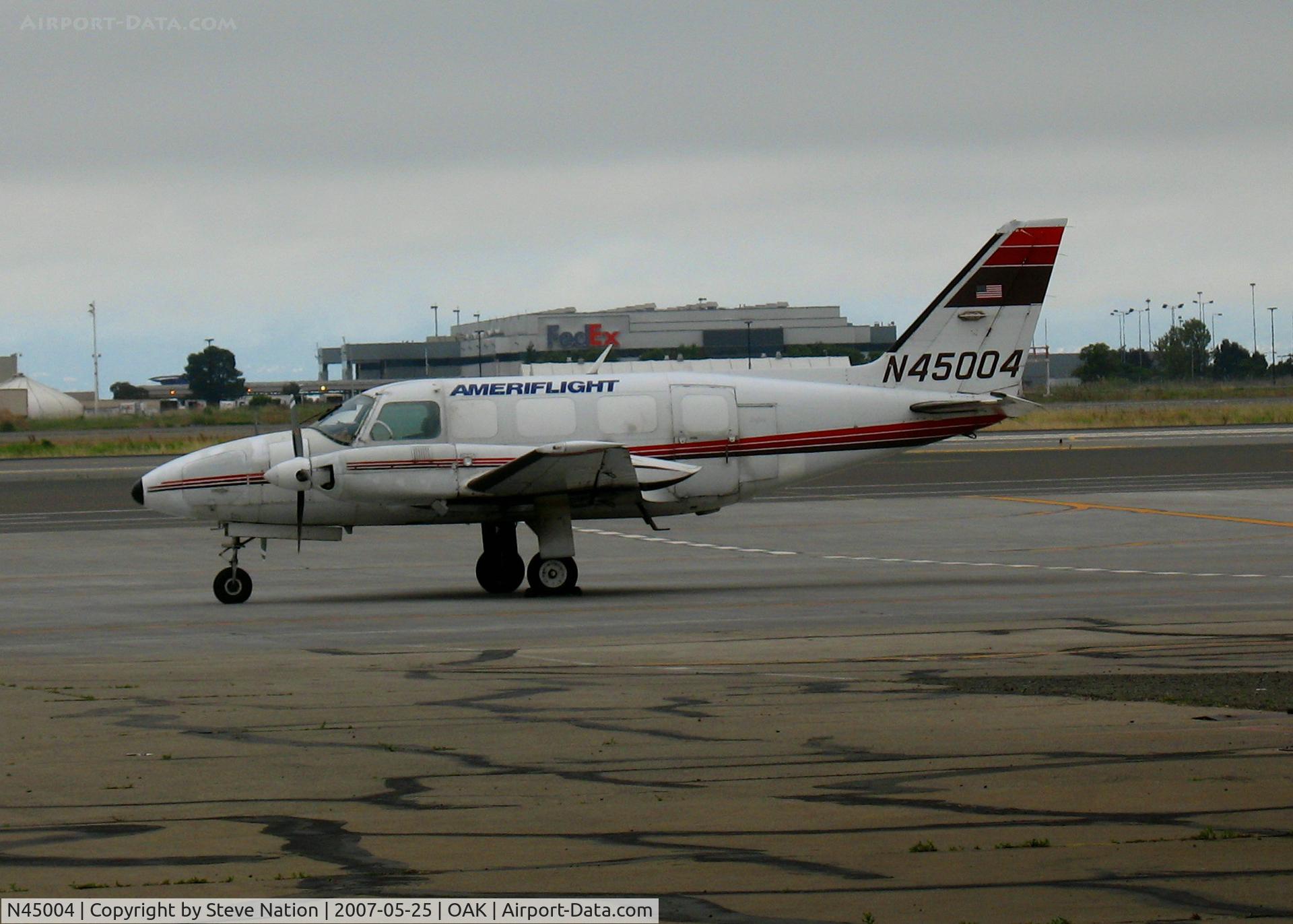 N45004, 1980 Piper PA-31-350 Chieftain C/N 31-8052163, Ameriflight 1980 Piper PA-31-350 small package carrier @ Oakland, CA