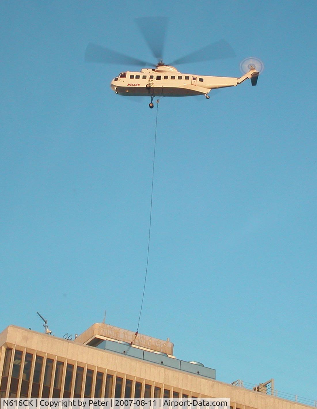 N616CK, 1980 Sikorsky S-61N C/N 61827, Lifting HVAC unit onto a Seattle building