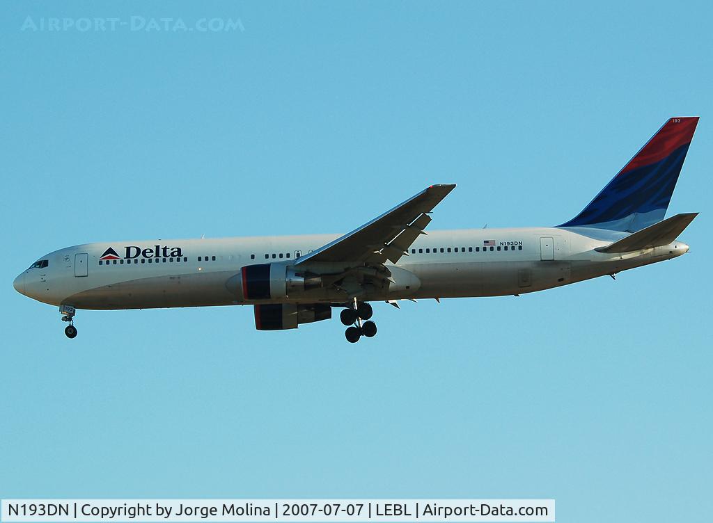 N193DN, 1997 Boeing 767-332 C/N 28450, Arriving to BCN with the first sunbeams.