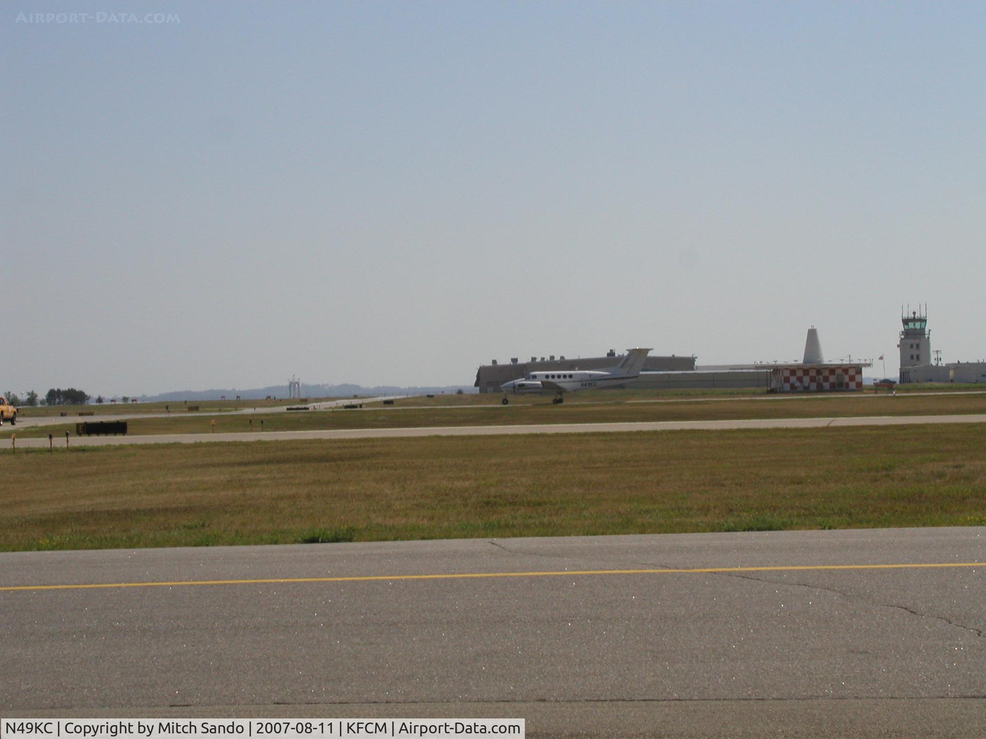 N49KC, 1977 Beech 200 C/N BB-318, Landing Runway 10R.