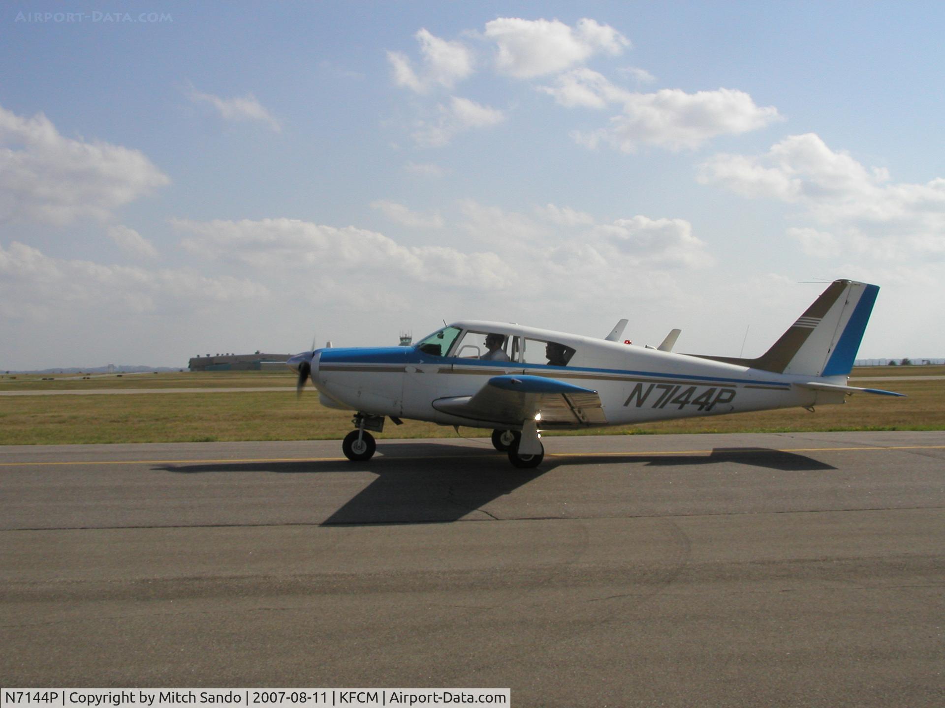 N7144P, 1960 Piper PA-24-250 Comanche C/N 24-2309, Taxiing to Runway 18.