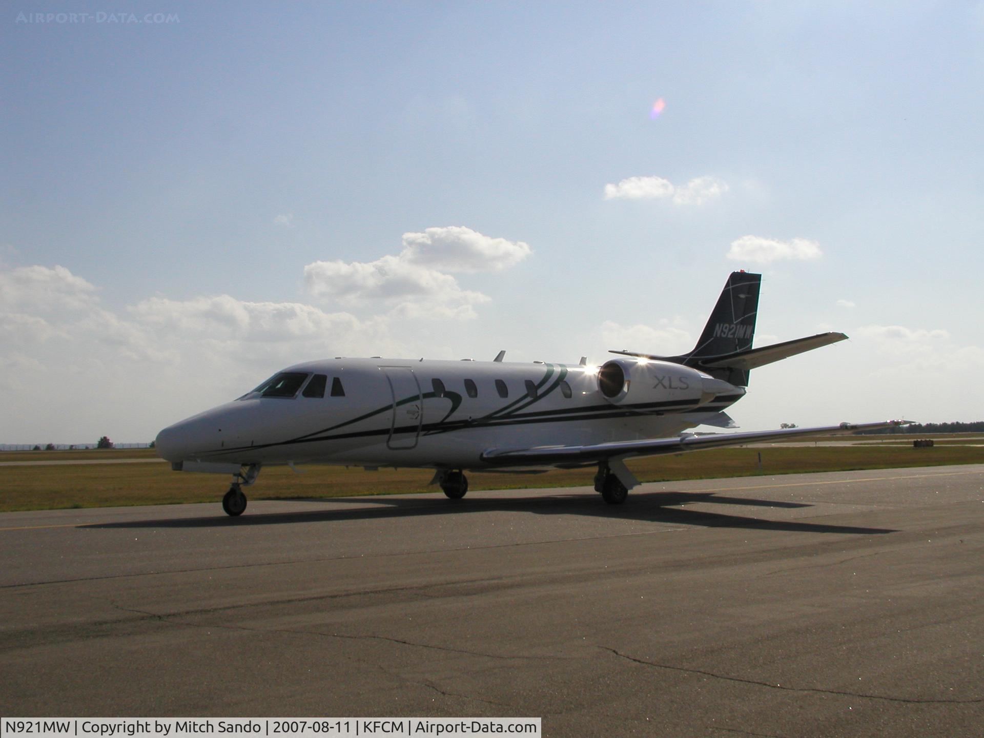 N921MW, 2006 Cessna 560XLS Citation Exel C/N 560-5646, Taxiing to Elliott after arriving from Brainerd (BRD).