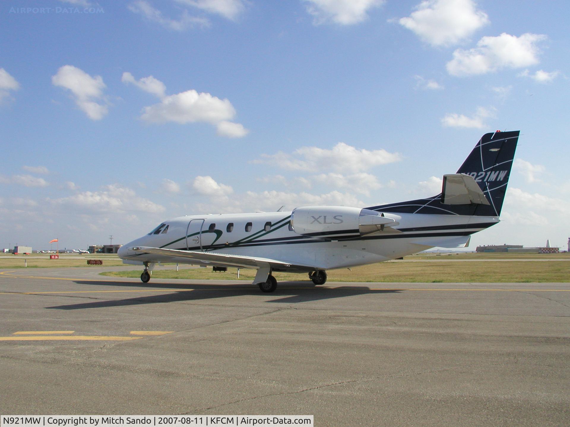 N921MW, 2006 Cessna 560XLS Citation Exel C/N 560-5646, Taxiing to Elliott after arriving from Brainerd (BRD).