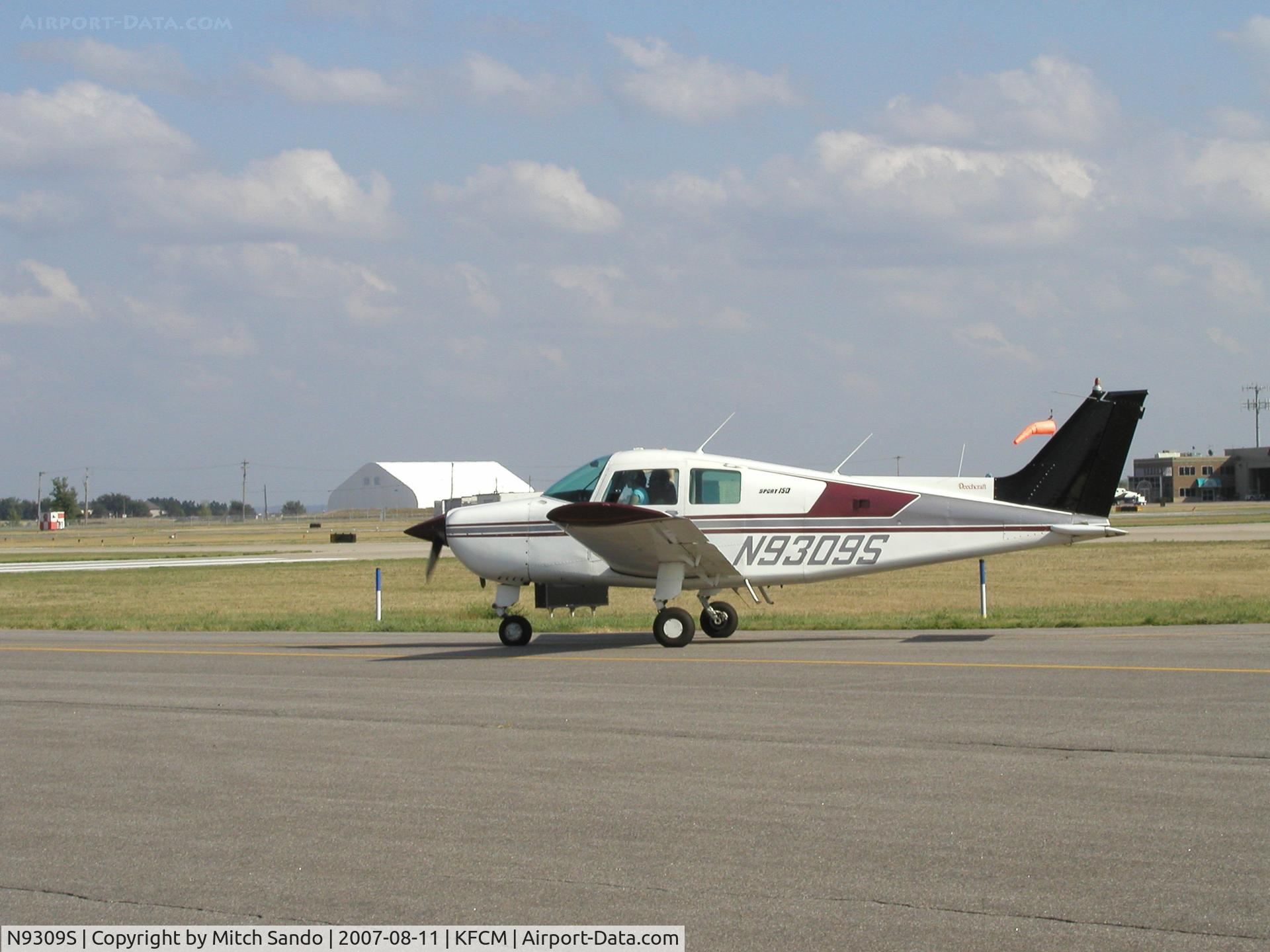 N9309S, 1975 Beech B19 Sport 150 C/N MB-766, Taxiing to Runway 18.