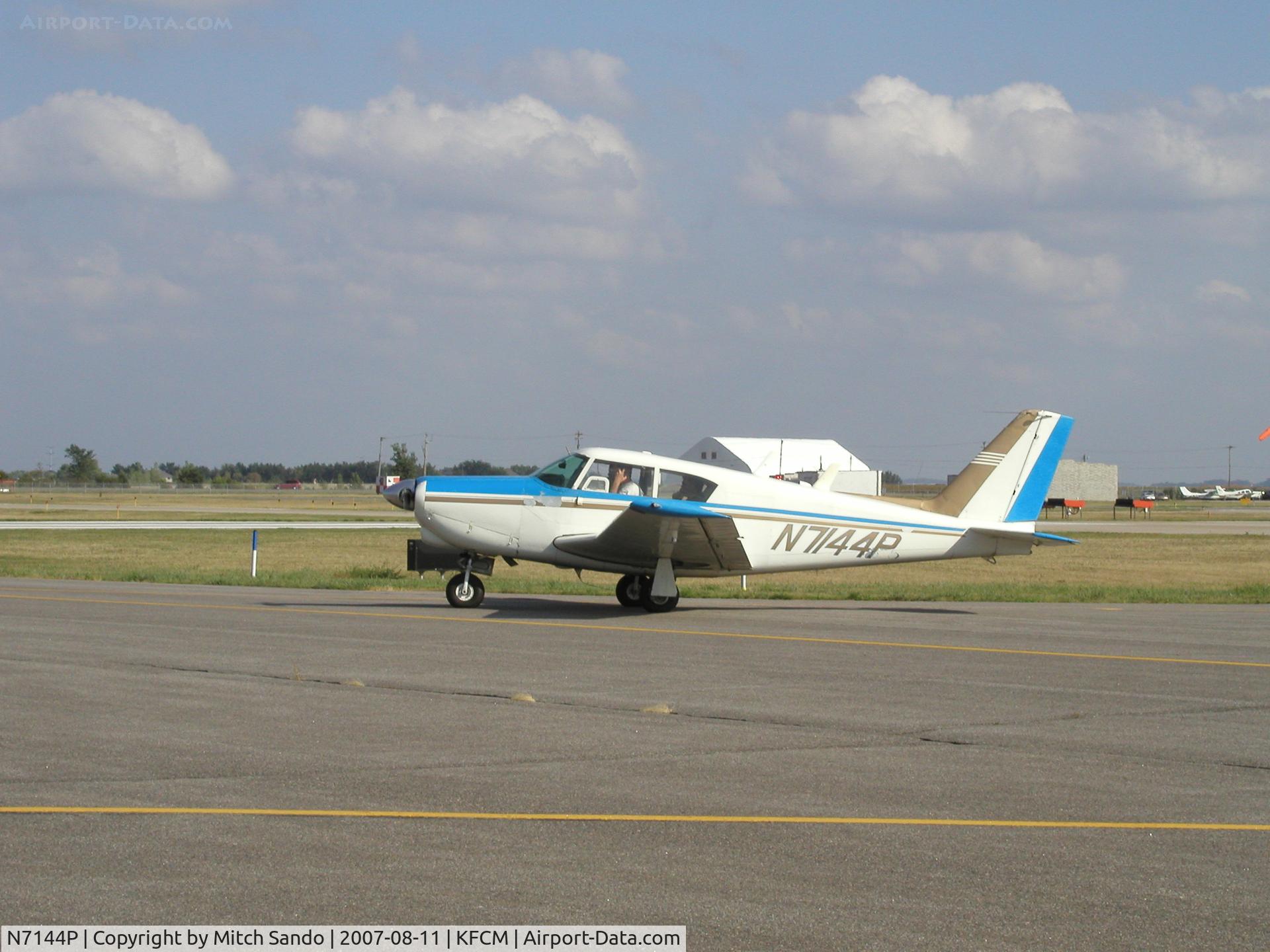 N7144P, 1960 Piper PA-24-250 Comanche C/N 24-2309, Taxiing to Runway 18.