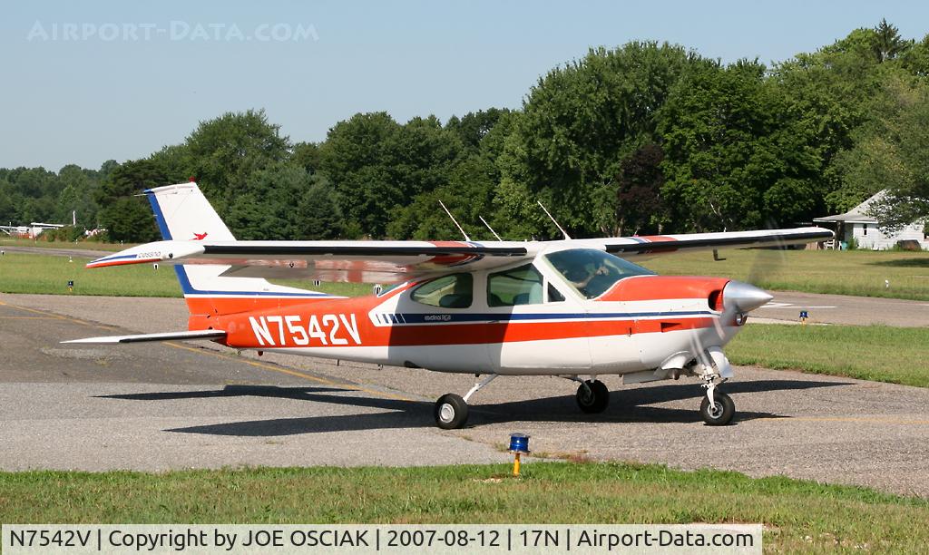 N7542V, 1976 Cessna 177RG Cardinal C/N 177RG0839, Ready for take off