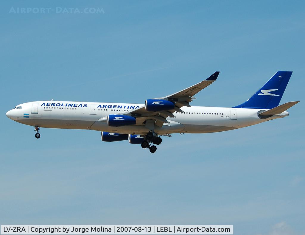 LV-ZRA, 1995 Airbus A340-211 C/N 085, Short final to RWY 25R, flight non-stop EZE-BCN.