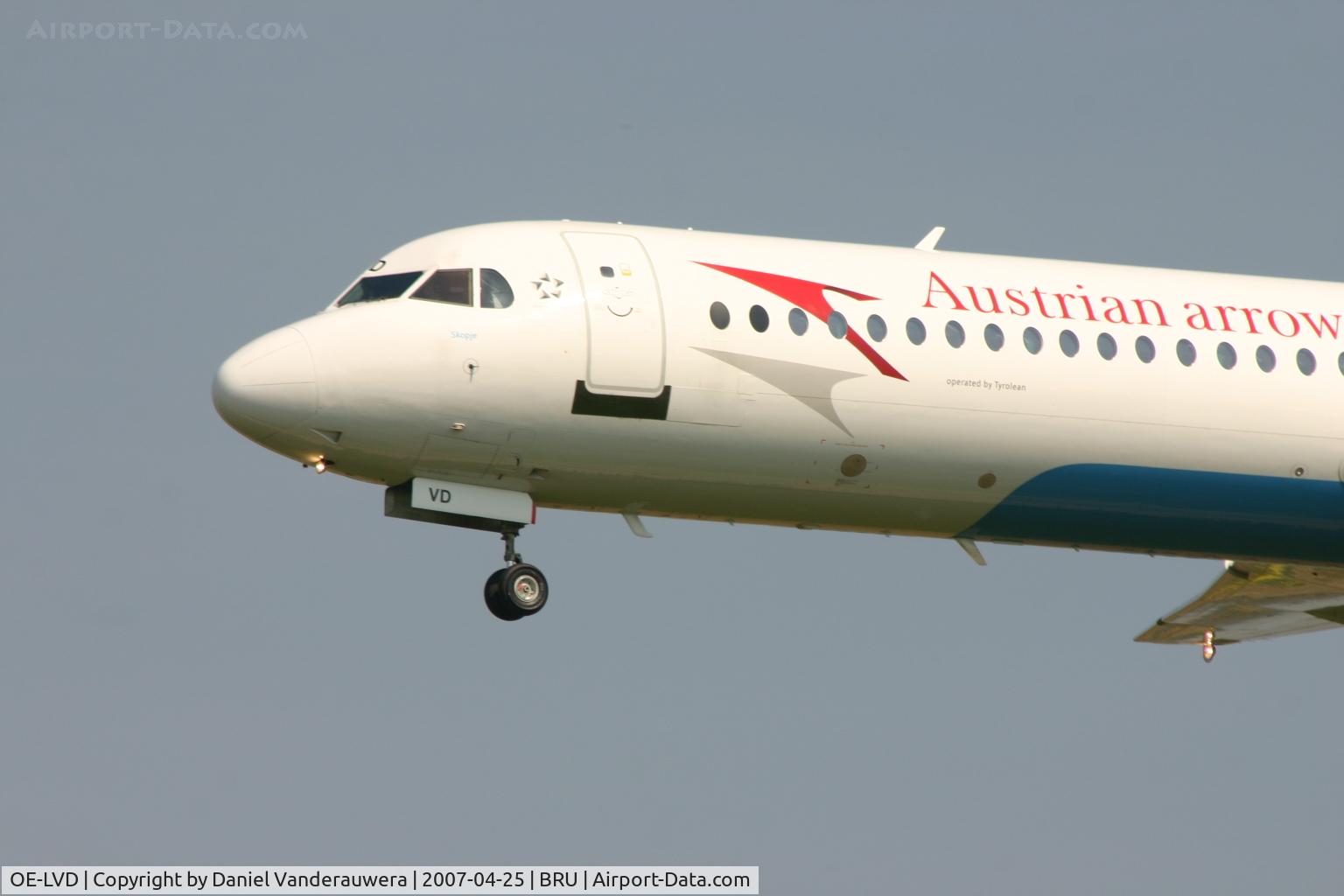 OE-LVD, 1994 Fokker 100 (F-28-0100) C/N 11515, flight OS367 is descending to rwy 25L