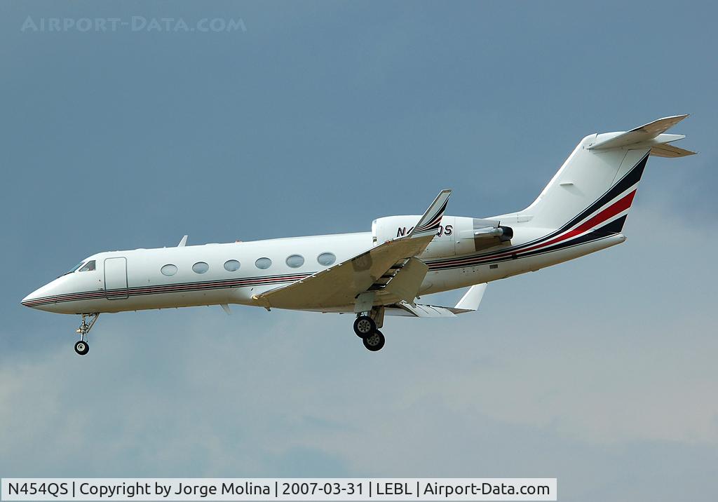 N454QS, 2001 Gulfstream Aerospace Gulfstream IV C/N 1454, Clear to land RWY 25R .