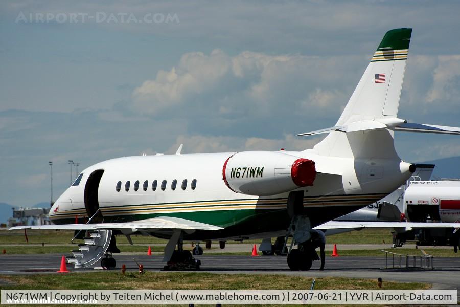 N671WM, 2002 Dassault Falcon 2000 C/N 194, This nice Falcon is waiting for its passengers in Vancouver