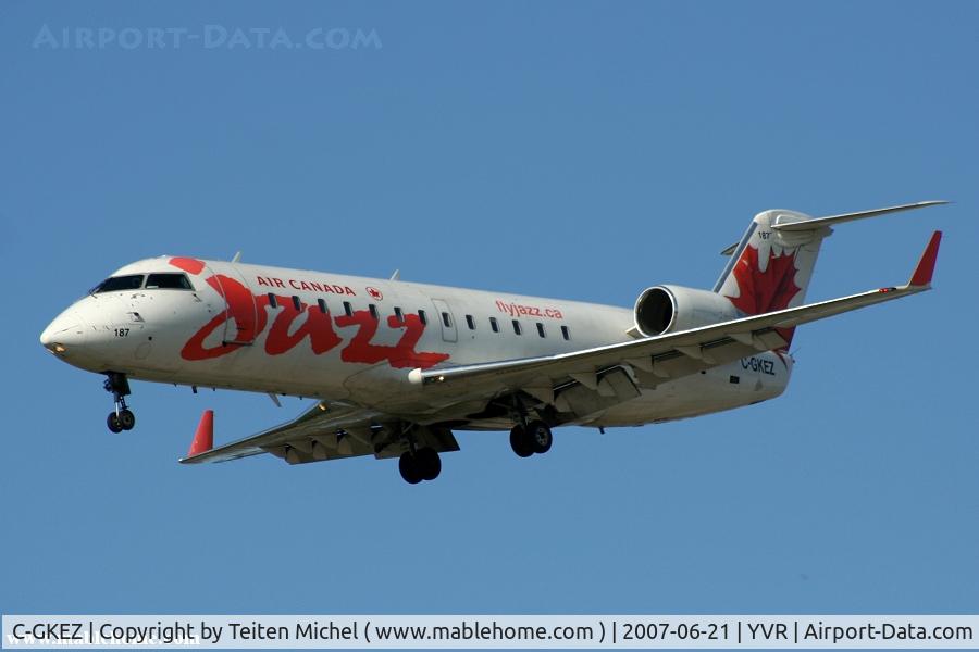 C-GKEZ, 1999 Bombardier CRJ-200ER (CL-600-2B19) C/N 7327, From Air Canada Jazz landing at 26R