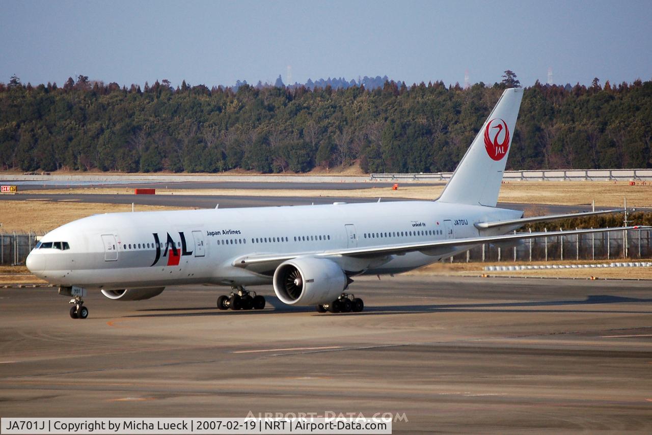 JA701J, 2002 Boeing 777-246/ER C/N 32889, Taxiing to the gate